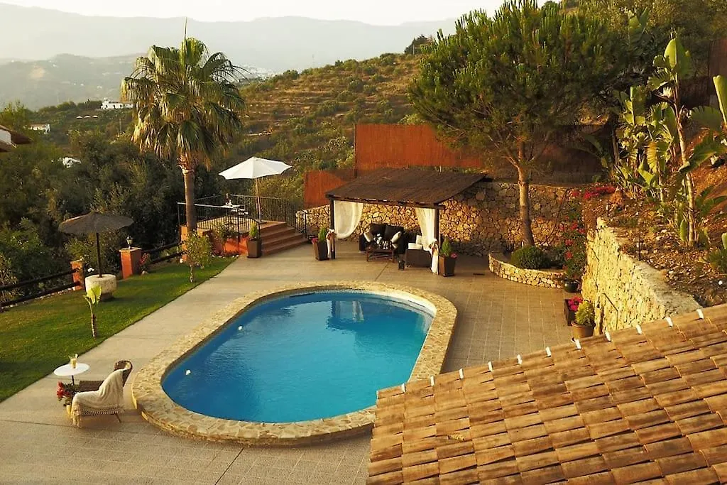 Villa El Pino: With Private Pool Sayalonga