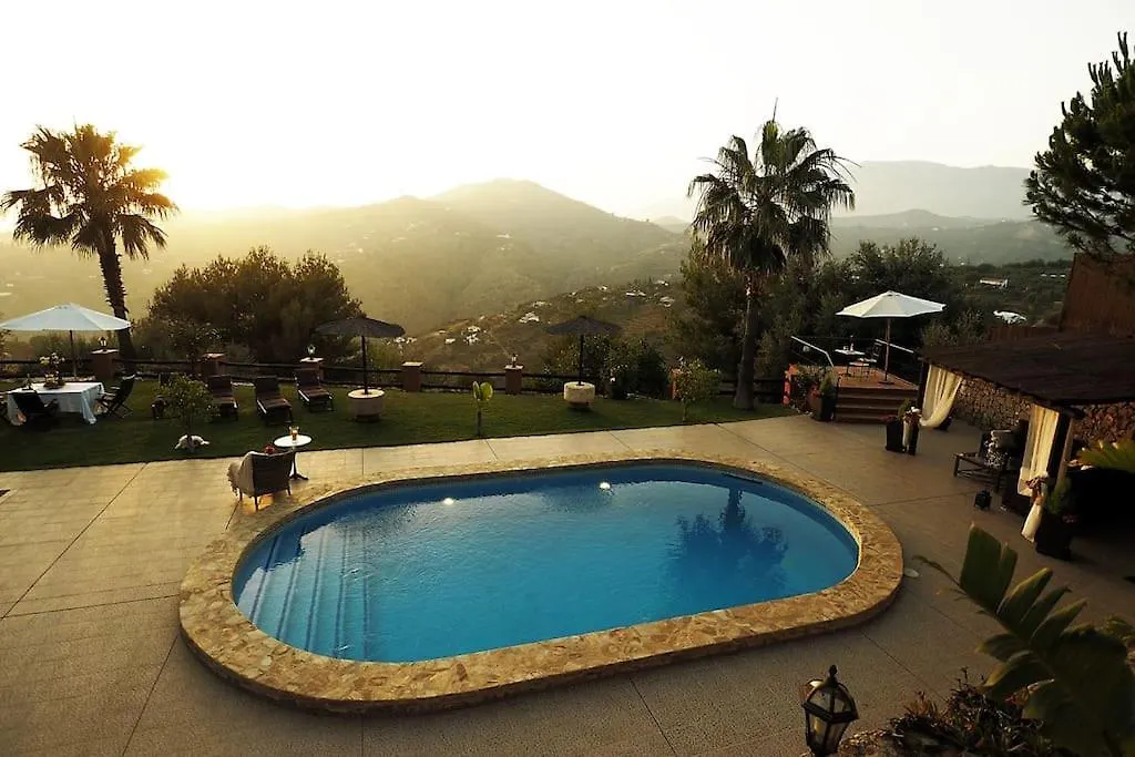 Villa El Pino: With Private Pool Sayalonga