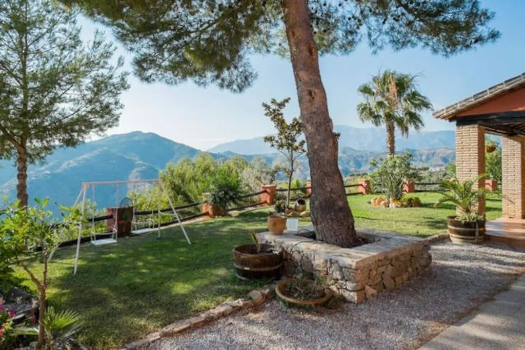 Villa El Pino: With Private Pool Sayalonga
