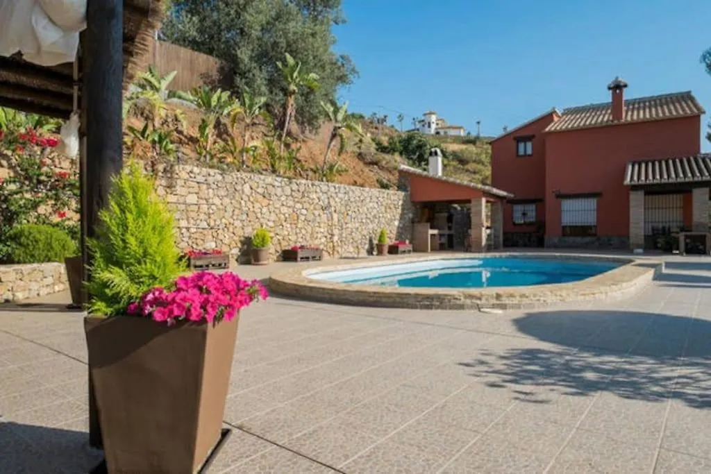 Villa El Pino: With Private Pool Sayalonga