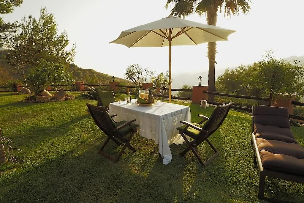 Villa El Pino: With Private Pool Sayalonga